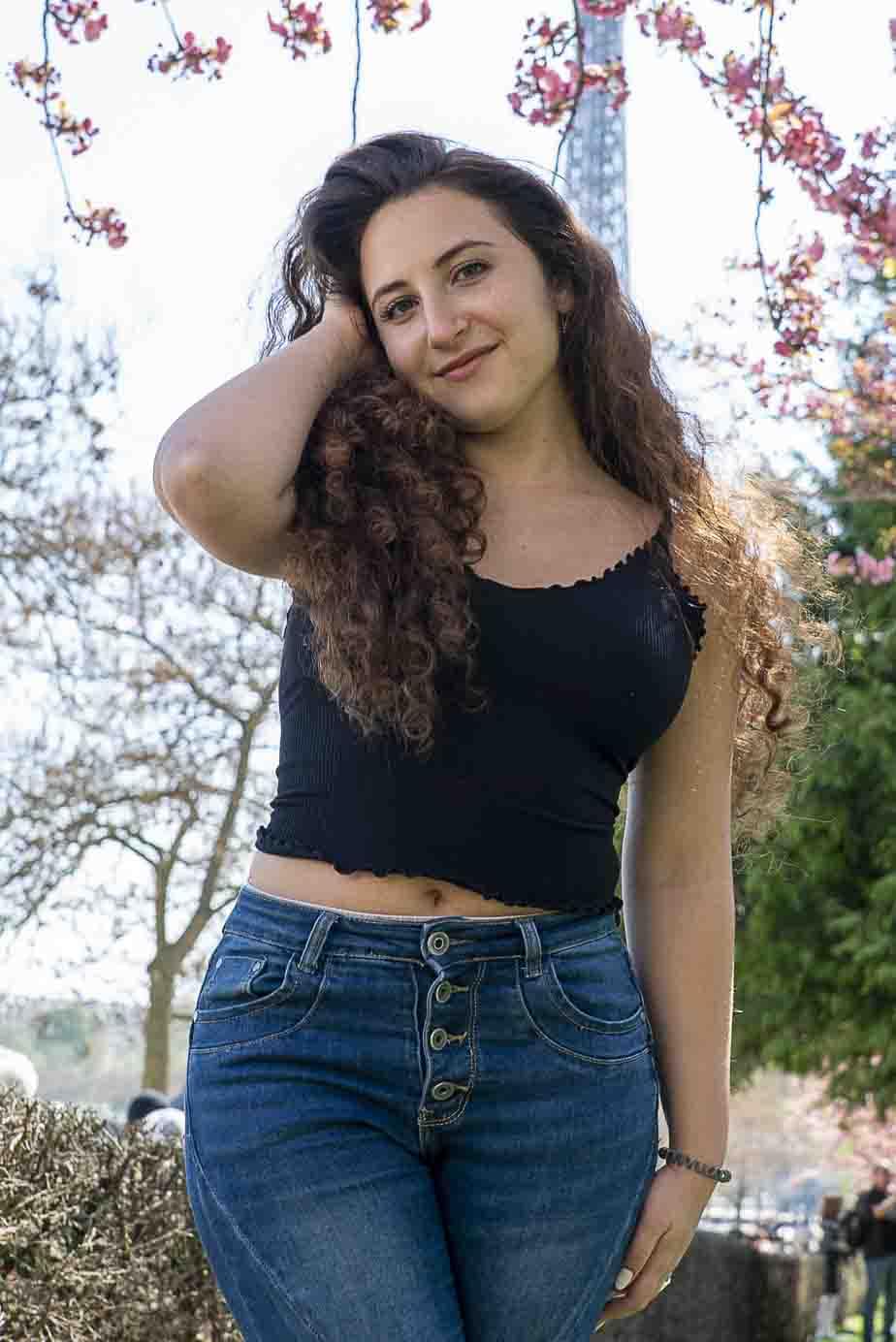 Spot Paris Tour Eiffel incontournable : photo devant la Tour Eiffel dans les jardins du Trocadéro, cadre idéal pour Instagram